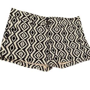 American Eagle Navajo Print Shorts Size 4 Black & White